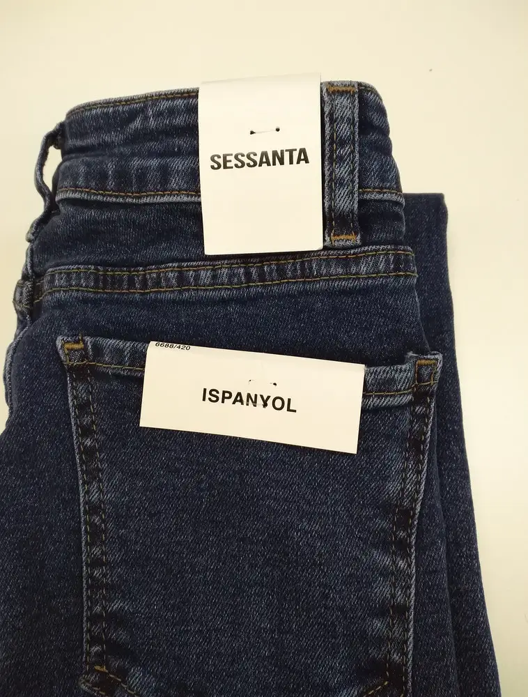 Заказывала джинсы клеш Liconte, а привезли в пункт выдачи джинсы неизвестной фирмы, размер не соответствует, выглядят не очень, возврат.