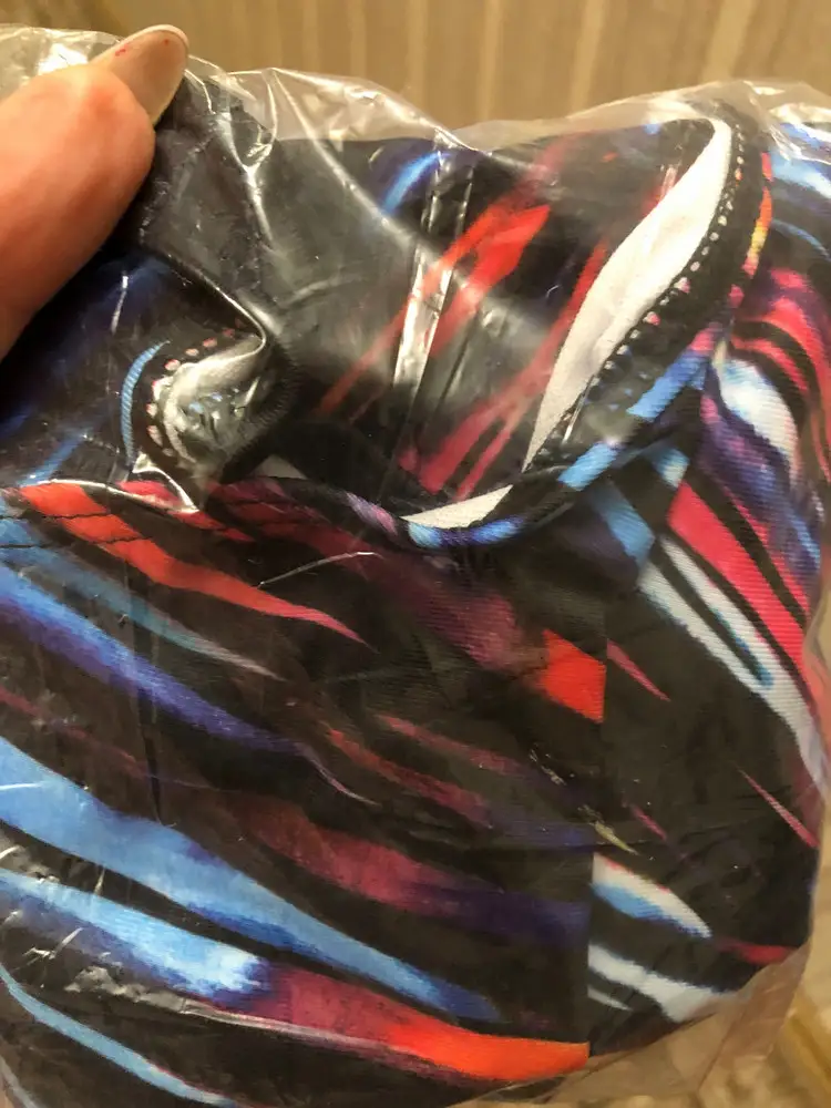 Цвет более спокойный, не  такой как на картинке насыщенный. В принципе не плохой, но в области груди как то не понятно… грудь не грудь, лепешка какая то☺️. Видимо не мой фасончик.