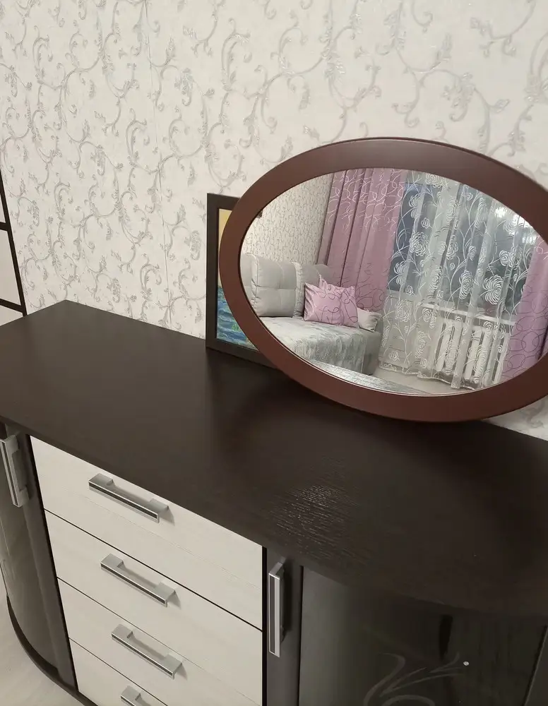 Получила зеркало. Коричневое. По мне так коричневое ближе к ореховому что ли,но не к венге, как написано в разделе "вопросы". Буду перезаказывать на чёрное, т.к. более подойдёт к моей мебели венге.