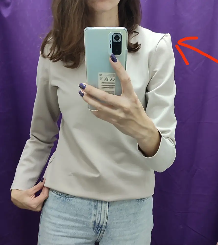 Если бы не цена 980 руб, то поставила бы не 4, а 3.
Очень сильно маломерит, на свои 42-44 и рост 170 выкупила L, M совсем в облипку был.
Никакого хлопка в составе нет - сплошная синтетика. Но в носке довольно комфортный,ткань плотная, длина лонгслива и рукава хорошая (на фото лонг подвёрнут). На моём одно плечо топорщится, пришлось внутренний шов прихватить немножко.