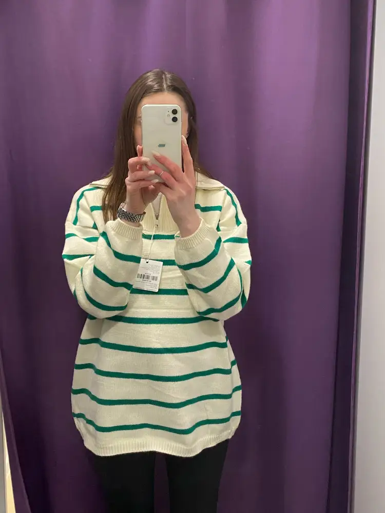 Джемпер красивый, смотрится хорошо и на рост 160 длина супер, но действительно очень сильно на бедрах топорщится внутренний шов☹️ Из-за этого не взяла