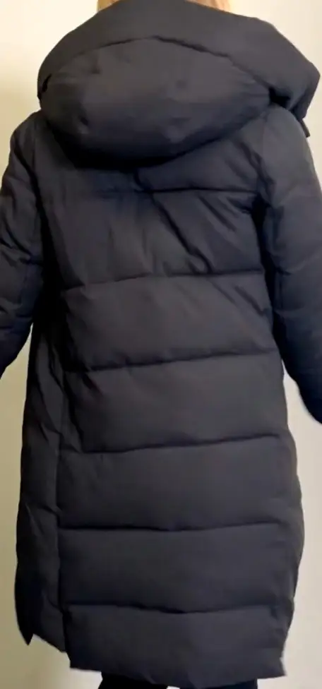 Бомбический пуховик, отлично пошит, без всяких торчащих ниток. Ровная строчка, аккуратные команды, наполнение хорошее. На мой рост 174 пуховик выше колена. Спасибо, рекомендую