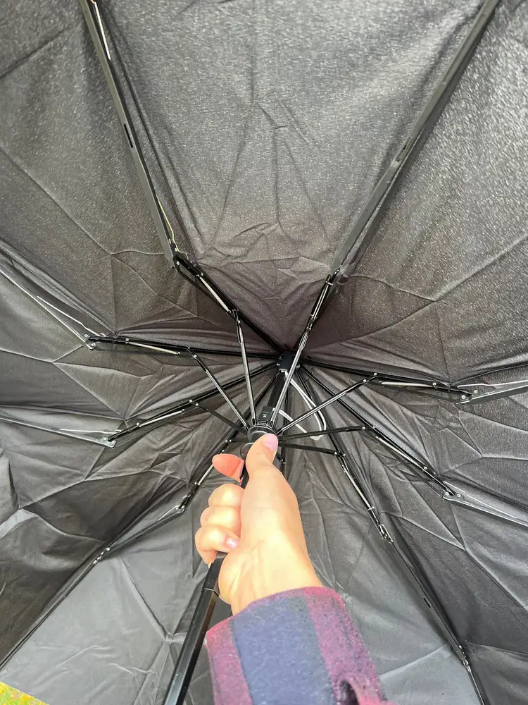 Неделю назад взяла зонт , первый раз сегодня взяла , и он сломался !! 😭 белочка резинка какие-то вылезла сейчас прикреплю фото!!
