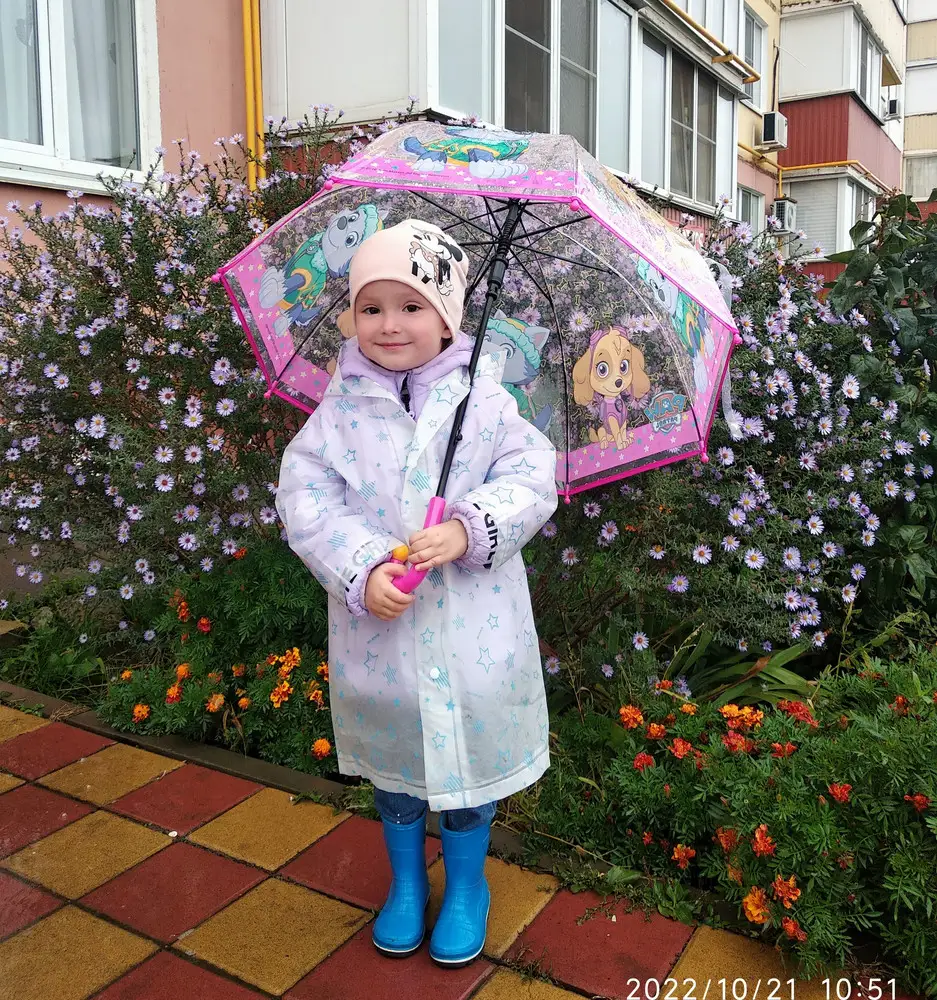 Зонтик яркий, красивый, дочка счастлива)