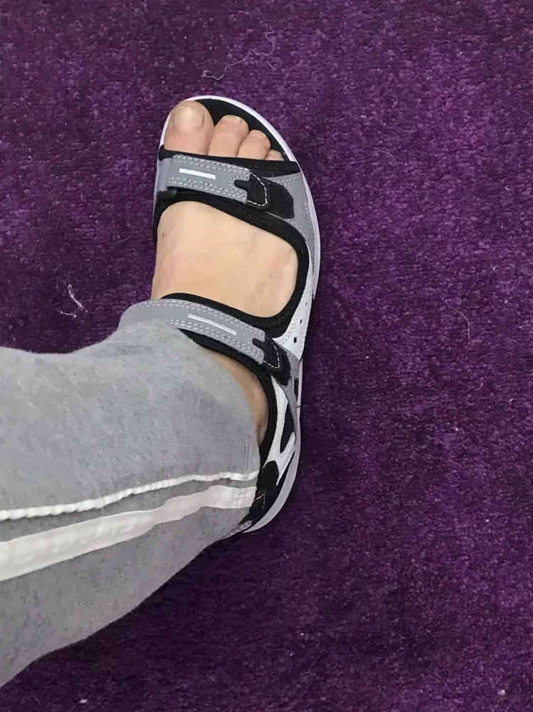 Ношу 39 размер, в данном случае купила размер 40 в соответствии с размерной сеткой на сайте. Сели впритык. Очень тяжелые сандалии. Подошва непривычно толстая и дубовая, в районе пятки 4 см, в районе пальцев -2 см. При такой высокой цене это явный минус