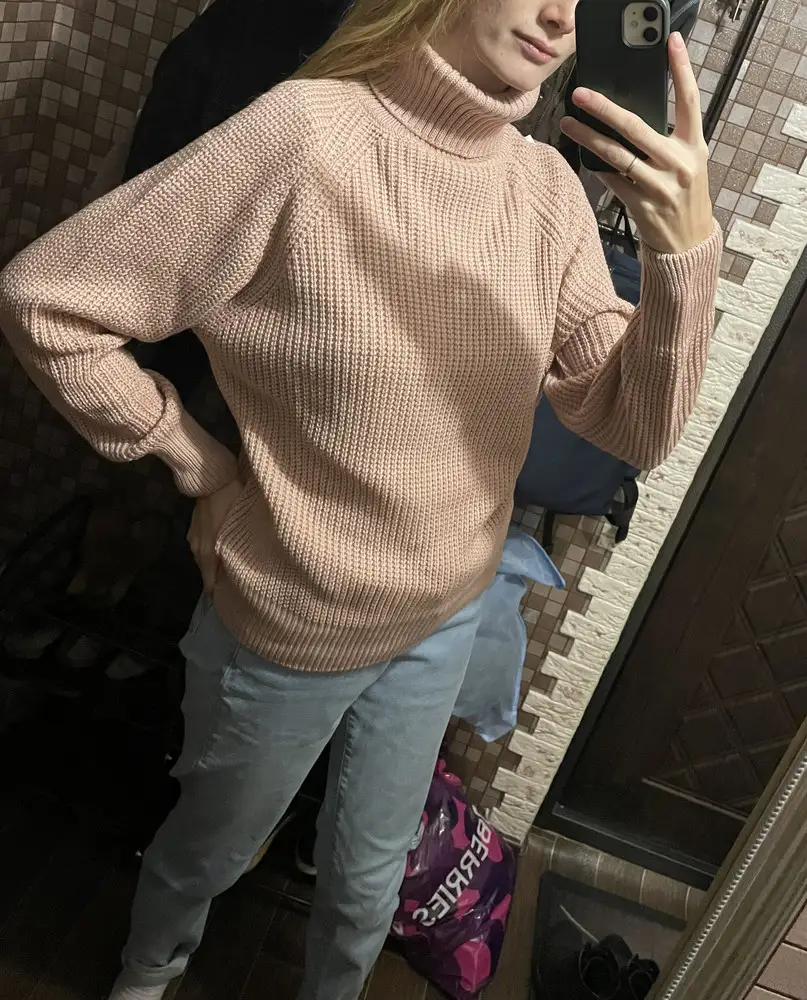 Очень мягкий и классный свитер. Мой размер 44. Самое то, сел свободно