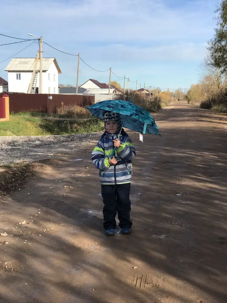 Зонт понравился, хоть спицы и пластик, но не вызывает ощущения, что вот вот развалится. Ребёнку 4,5 года, размер в самый раз.