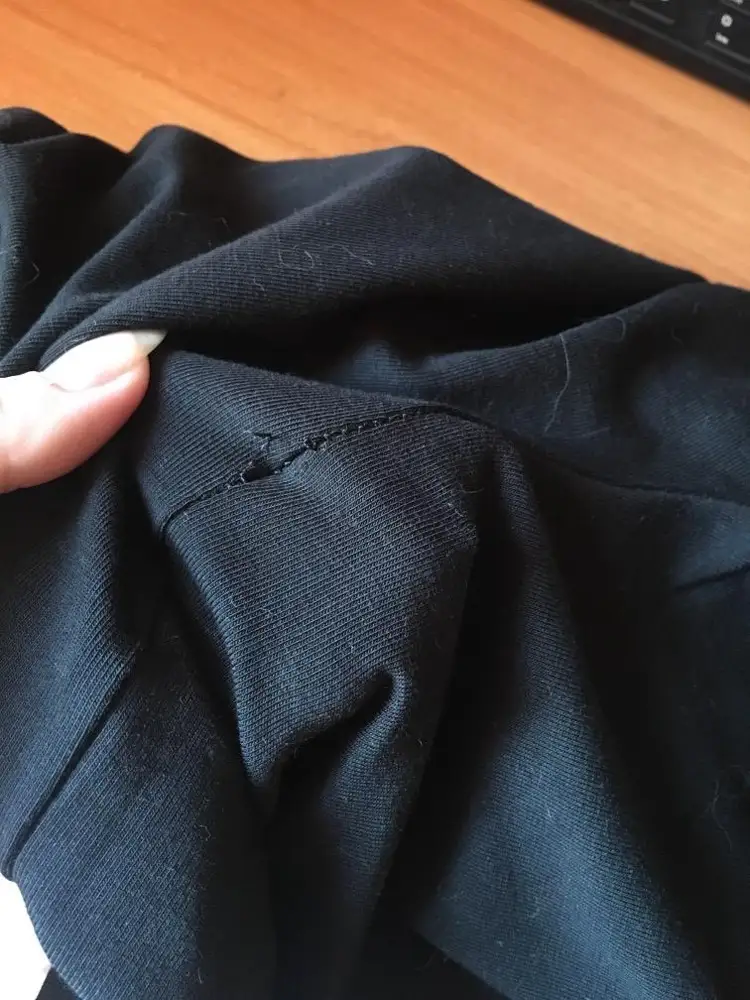 Не совсем довольна товаром. При осмотре нашла кучу ниток на левой стороне. Швы ну очень слабые, брала для танцев, однако уж очень страшно в них танцевать. При первой мерке разошёлся шов сзади. Резинка тоже после первой же мерки растянулась. Радует то, что само качество неплохое и не просвечивают.