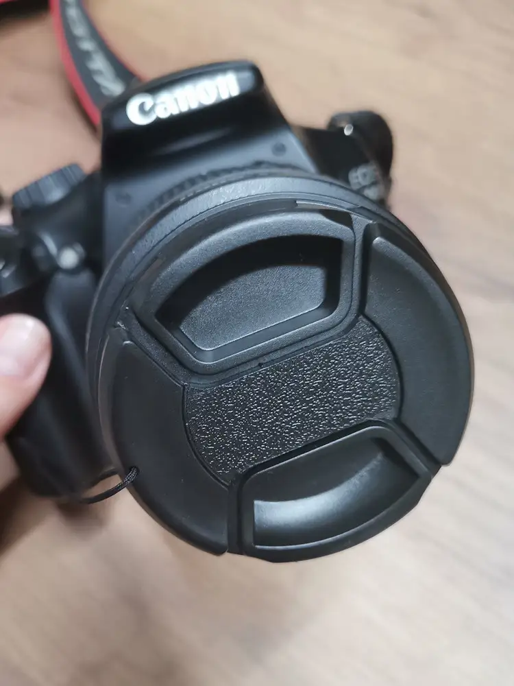 Крышка подошла идеально на Canon 1100d. Диаметр 58. Объектив 18-55.