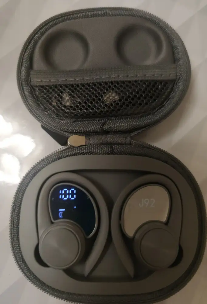 Отличные наушники, звук хороший. У меня ушки маленькие... сидят как влитые не давят не вылетают. Брала серые из-за кейса. Гладкие в руке не держатся)), так же как и наушники 🤷‍♀️. Я даже из кейса наушники вытащить не могла, только если переворачиванием)))).... Спасибо большое за такие наушники... Таким как я они очень нужны)))))....