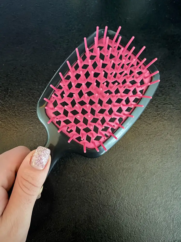 Мягкая и удобная расчёска, но ей я практически не пользуюсь. Вау эффекта нет, она гладит, а не расчёсывает, и так же на ней остаются волосы. Хотя может проблема в моих волосах , что наврядли)))