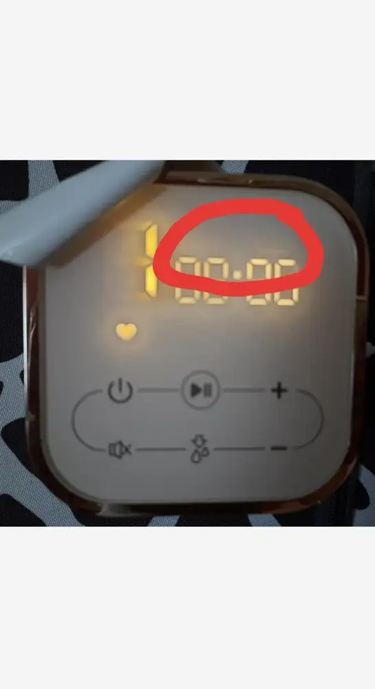 Зачем тогда на табло существует индикатор батареи??и почему она не светится??я думаю,что он должен работать от аккумулятора,просто он не исправен.без зарядки в сеть,он включается на секунду или две,и выключается!