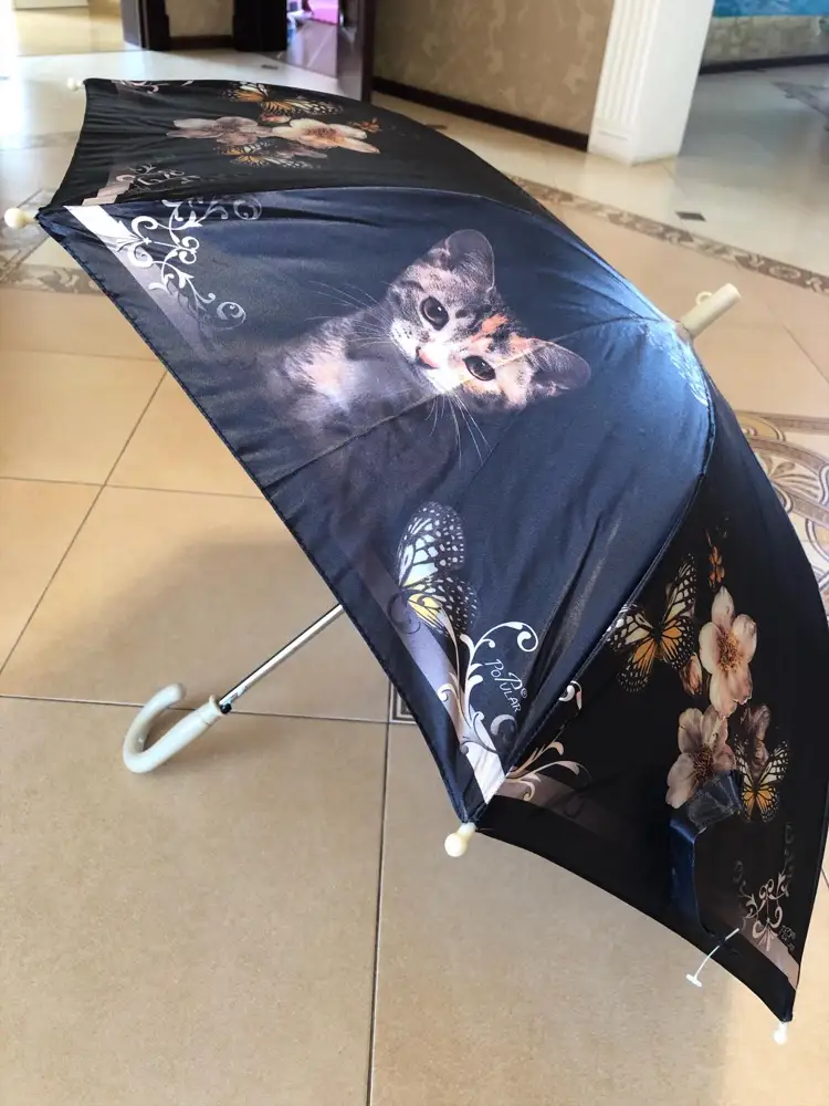 Отличный зонт. Дочка сама себе выбирала. Выглядит стильно! Нам очень понравился! На солнце переливается, не выглядит тёмным.