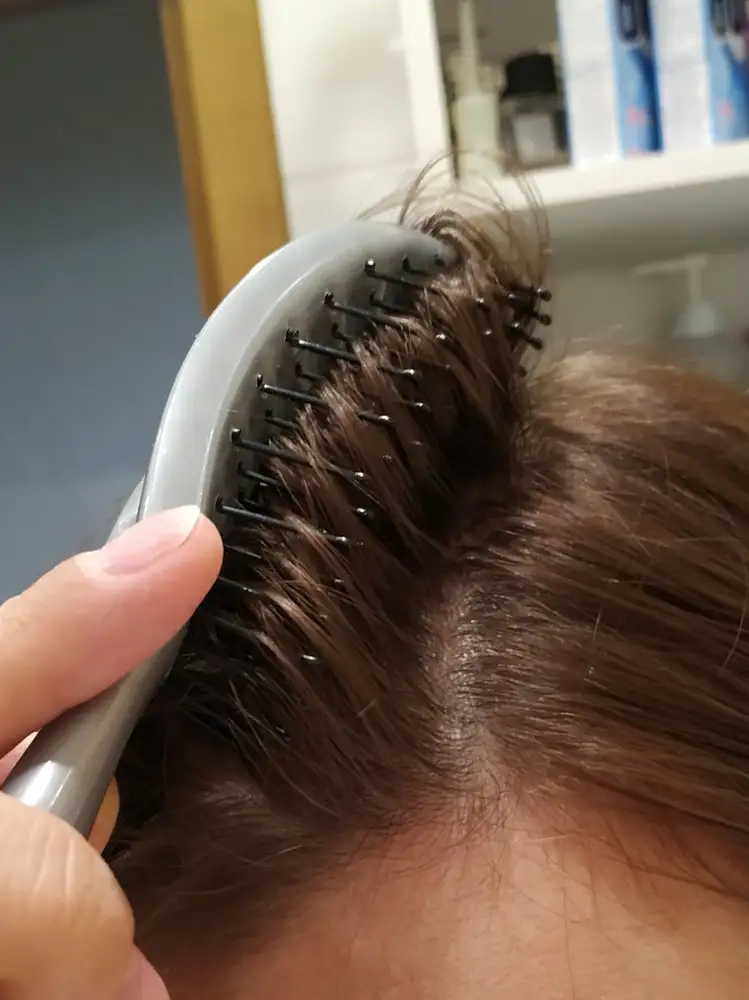 Хорошая, удобная расческа. Удобно делать укладку. Длинные в меру мягкие зубья. Зигзагообразными движениями насаживаю волосы и сушу. Очень легкая. Гладкий пластик, не должен со временем стать липким, как это бывает с матовым пластиком. Цена 78 руб вообще 🔥