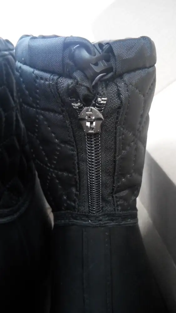 Хорошие сапожки.Большемерят можно смело брать на размер меньше Но пришли со сломанной молнией.Вы когда упаковывает товар вы же видите что он с браком.Зачем так делать?????.Нрошу не учитывать процент выкупа.